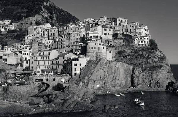 Манарола Видом Средиземное Море Зданиями Над Скалой Чинке Терре Италия — стоковое фото