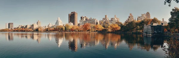 Central Parku Manhattanu Východě Straně Luxusní Budování Panorama Nad Jezerem — Stock fotografie