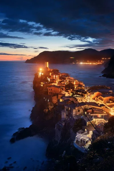 Vernazza Noite Com Edifícios Sobre Rochas Sobre Mar Cinque Terre — Fotografia de Stock