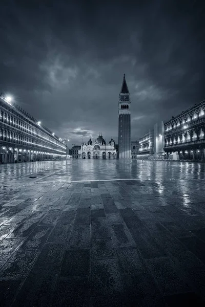 Καμπαναριό Και Ιστορικά Κτίρια Νύχτα Στην Piazza San Marco Στη — Φωτογραφία Αρχείου