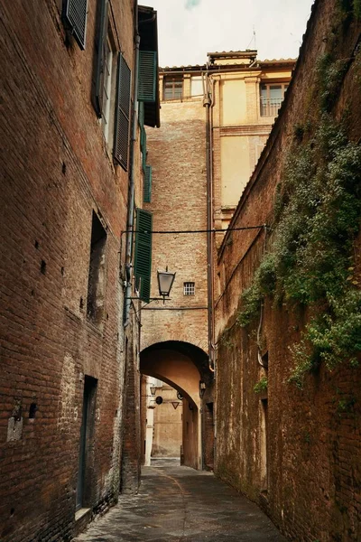 Straatzicht Met Oude Gebouwen Poort Siena Italië — Stockfoto