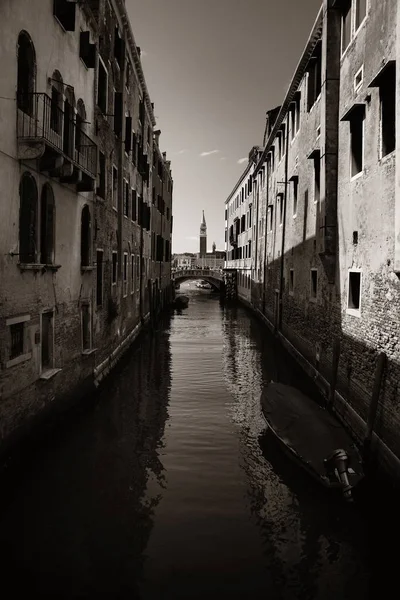 Glockenturm Inmitten Historischer Gebäude Venedig Italien — Stockfoto