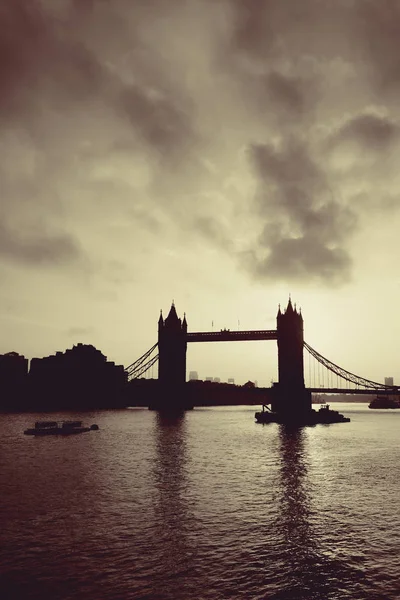 Londra Daki Thames Nehri Üzerindeki Tower Bridge Silueti — Stok fotoğraf