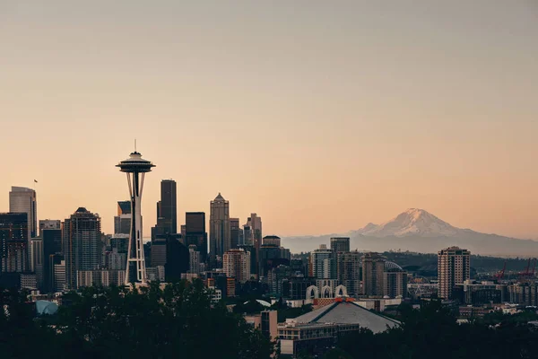 Seattle City Panorama Rainier Při Západu Slunce Městskými Kancelářskými Budovami — Stock fotografie