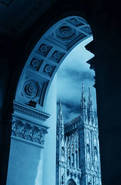 Catedral Milão Vista Através Arco Itália — Fotografia de Stock