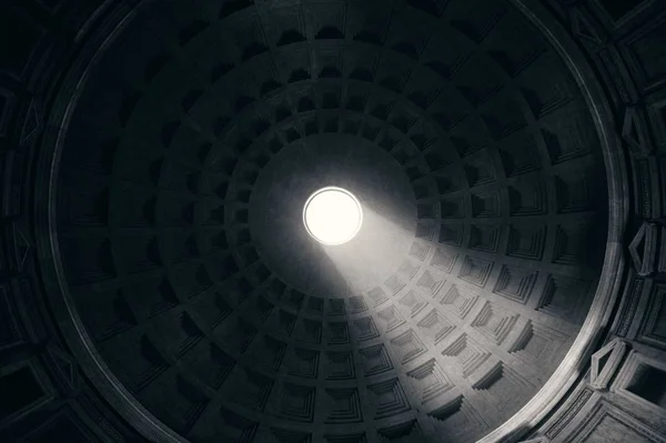 이탈리아 로마에서 빛줄기가 내부의 판테온 — 스톡 사진