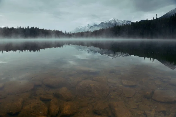 与早上雾雪山冰川湖赫伯特 — 图库照片