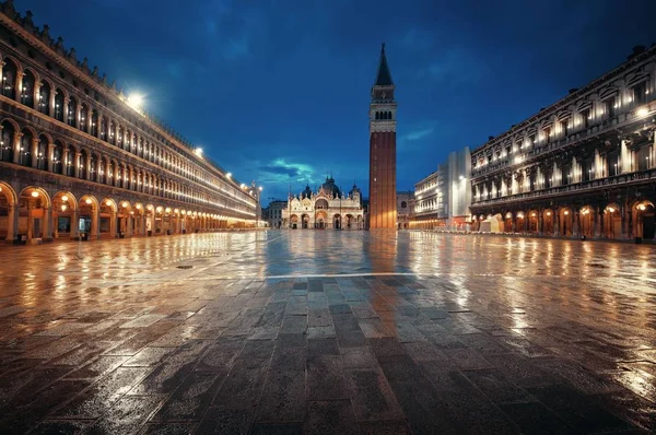 意大利威尼斯圣马可广场的钟楼和夜间历史建筑 — 图库照片