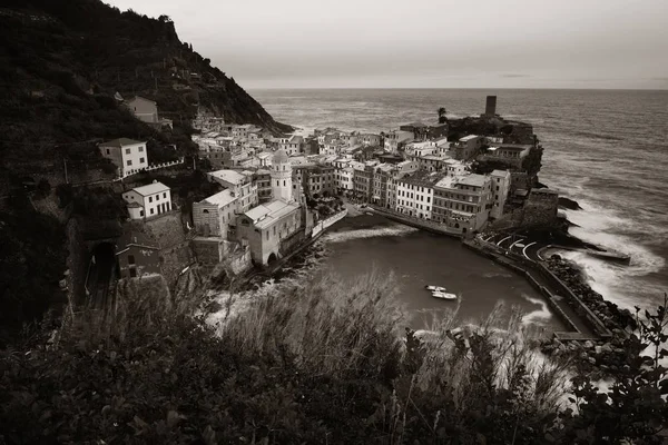 Baie Vernazza Avec Des Bâtiments Sur Des Rochers Dessus Mer — Photo