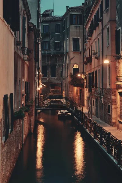 Venetië Uitzicht Gracht Nachts Met Brug Historische Gebouwen Italië — Stockfoto