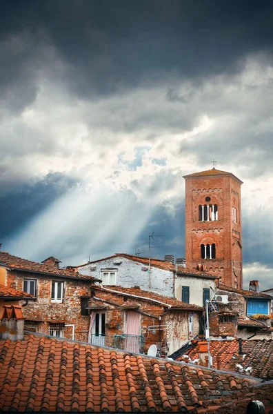 Torre Della Chiesa San Pietro Con Tetti Edifici Storici Raggi — Foto Stock
