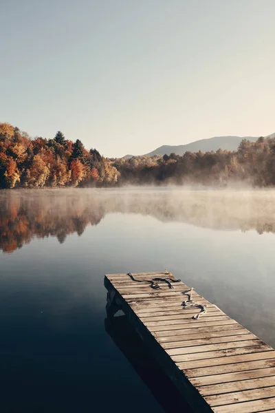 Lago Nebbia Con Fogliame Autunnale Montagne Con Riflesso Nel New — Foto Stock