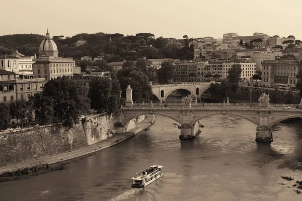 Ponte Vittorio Emanuele Und Tiber Mit Touristenboot Rom Italien — Stockfoto