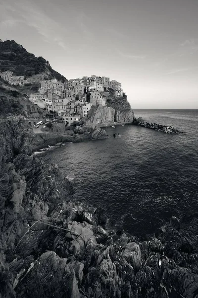 ManarolaはイタリアのCinque Terreにある崖の上の建物で地中海を見下ろす 黒と白 — ストック写真