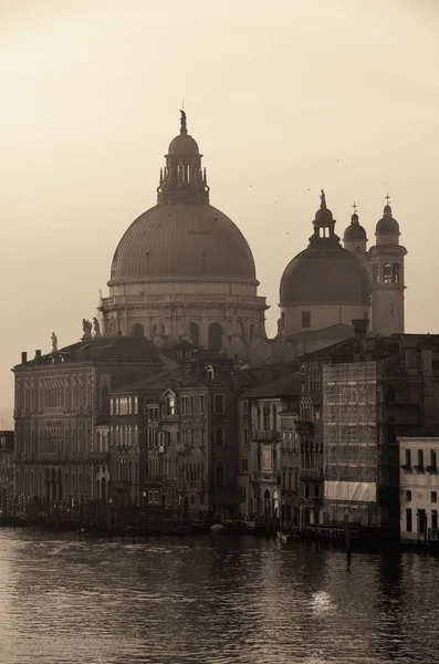 教会圣塔玛丽亚德拉礼炮和京杭大运河查看 威尼斯意大利 — 图库照片