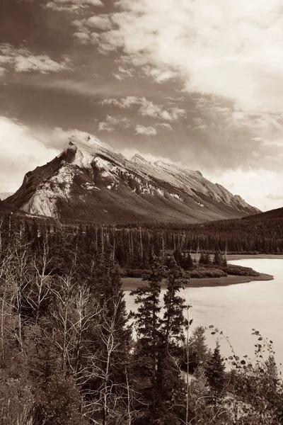 Paisagem Parque Nacional Banff Canadá Com Montanha Coberta Neve — Fotografia de Stock