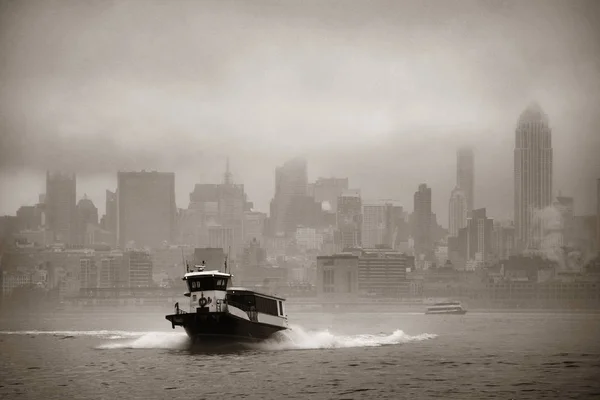 Midtown Manhattan Gratte Ciel Bateau Dans Brouillard New York — Photo