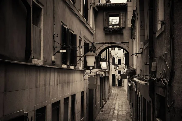 Vista Beco Com Edifícios Históricos Veneza Itália — Fotografia de Stock