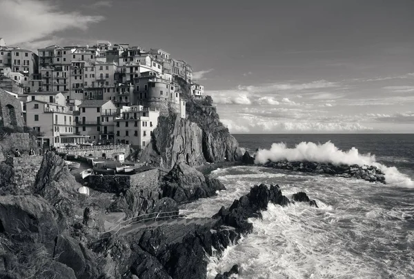 Manarola Wychodzi Morze Śródziemne Budynkami Nad Urwiskiem Cinque Terre Włochy — Zdjęcie stockowe