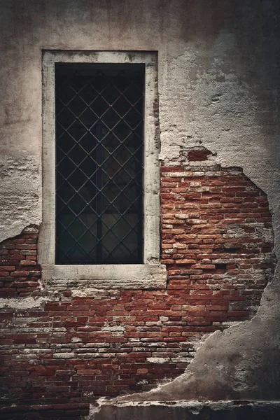이탈리아 베니스의 역사적 들에서 창문을 가까이 — 스톡 사진