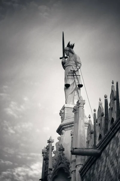 Статуя Крыше Исторического Здания Венеции Италия — стоковое фото