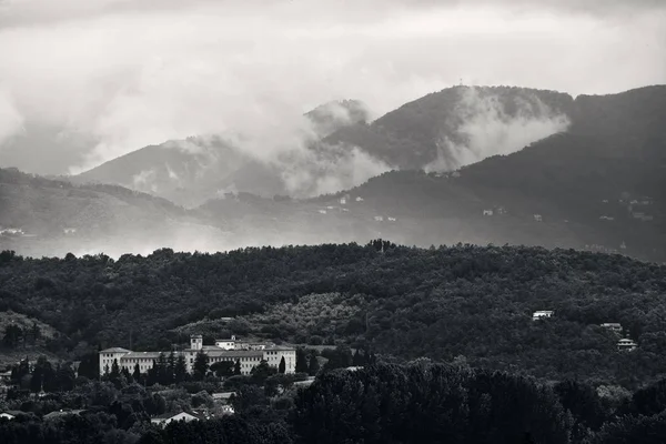 Berg Och Moln Efter Regn Lucca Med Historiska Byggnader Italien — Stockfoto
