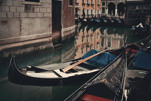 Gondola Πάρκο Στο Νερό Στο Κανάλι Της Βενετίας Ιστορικά Κτίρια — Φωτογραφία Αρχείου