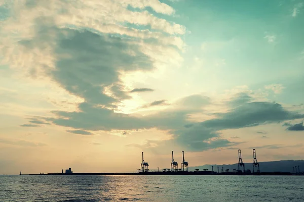 大阪海港与起重机在日落时的剪影 — 图库照片