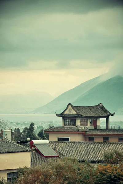 Cidade Velha Dali Com Montanhas Enevoadas Edifícios Históricos Yunnan China — Fotografia de Stock