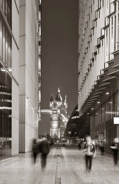 Mening Van Straat Van Londen Night Met Kantoorgebouwen Voetganger — Stockfoto