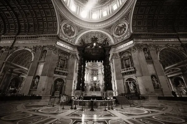 바티칸 시티에 광선으로 세인트 대성당 인테리어 — 스톡 사진