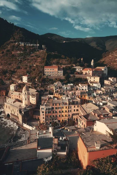 イタリア チンクテレの5つの村の一つであるヴェルナッツァの建物の空中ビュー — ストック写真