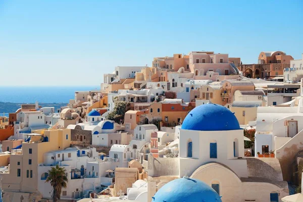 Santorini Skyline Com Igreja Cúpula Azul Edifícios Grécia — Fotografia de Stock