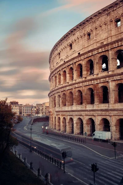 Colosseum Met Straatmening Bij Zonsondergang Het Bekende Oriëntatiepunt Van Wereld — Stockfoto