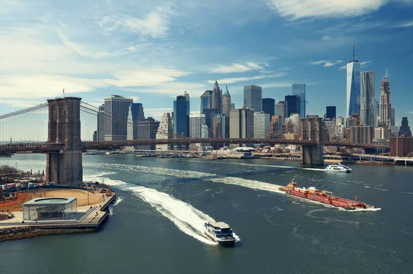 Brooklyn Bridge Downtown Manhattan Skyline Met Boot New York City — Stockfoto