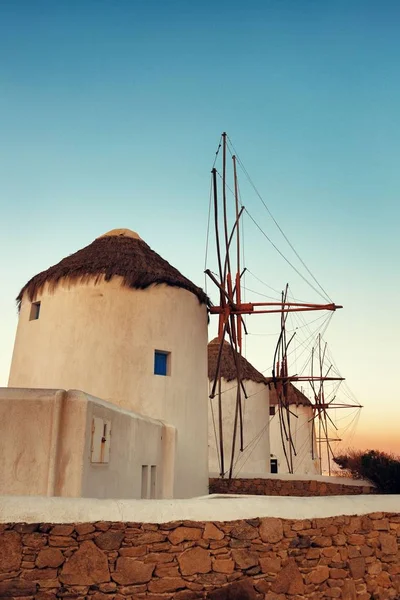 ミコノス島 ギリシャの有名なランドマークとして日没風車 — ストック写真
