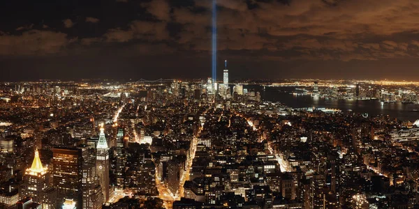 Vista Noturna Panorâmica Centro Cidade Nova York Com Luz Tributo — Fotografia de Stock