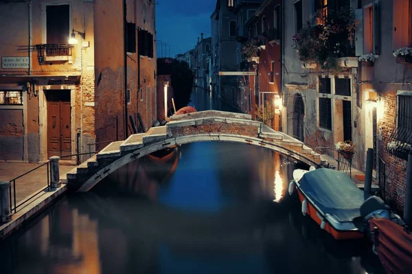Θέα Στο Κανάλι Της Βενετίας Νύχτα Γέφυρα Και Ιστορικά Κτίρια — Φωτογραφία Αρχείου