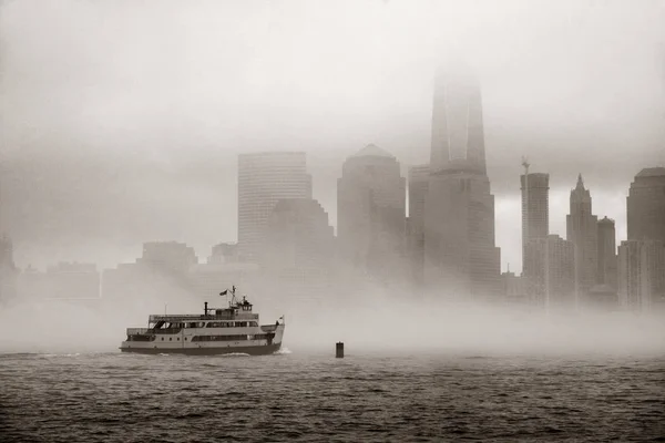 Небоскрёб Лодка Центре Манхэттена Туманный День Нью Йорке — стоковое фото
