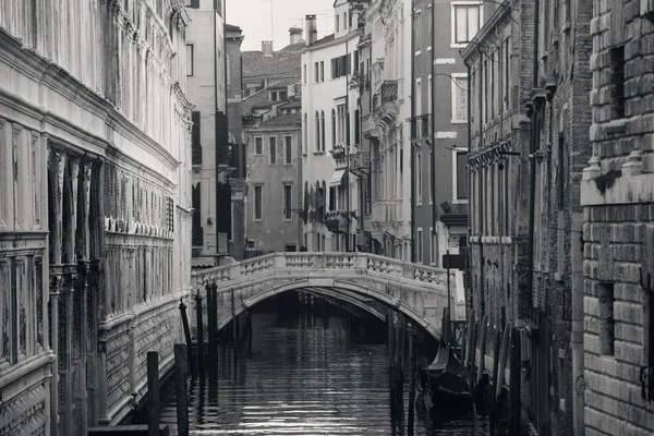 Veneza Vista Canal Com Edifícios Históricos Itália — Fotografia de Stock