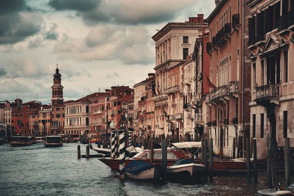 塔や歴史的建造物とヴェネツィア運河の景色 イタリア — ストック写真