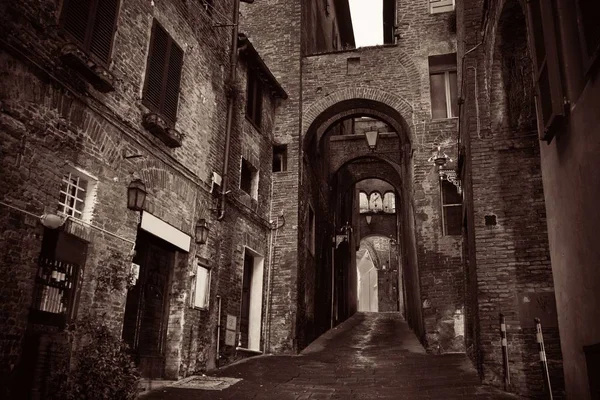 Vista Sulla Strada Con Vecchi Edifici Arco Siena — Foto Stock