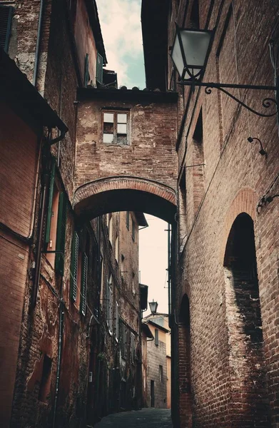 Οδική Άποψη Παλιά Κτίρια Και Αψίδα Στη Σιένα Ιταλία — Φωτογραφία Αρχείου