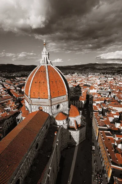 イタリア フィレンツェのドゥオーモ サンタ マリア フィオーレが鐘楼の上部から見た — ストック写真