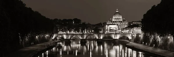 Річка Тібр у Римі — стокове фото