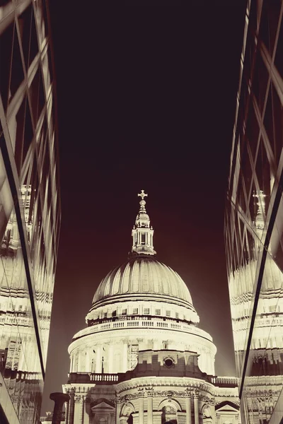 Paulus Kathedrale Und Reflexionen Der Nacht — Stockfoto