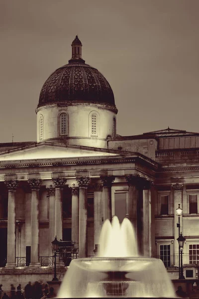 Trafalgar Meydanı Çeşmesi Londra National Gallery Ile Gece — Stok fotoğraf