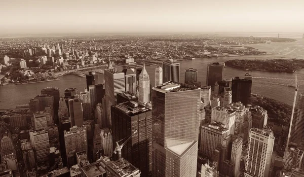 Blick Auf Das Dach Des Sonnenuntergangs Manhattan Mit Urbanen Wolkenkratzern — Stockfoto