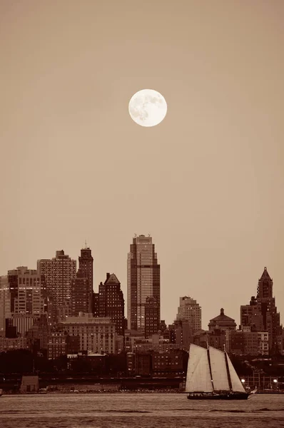 超级月亮和布鲁克林闹市区建筑物 — 图库照片