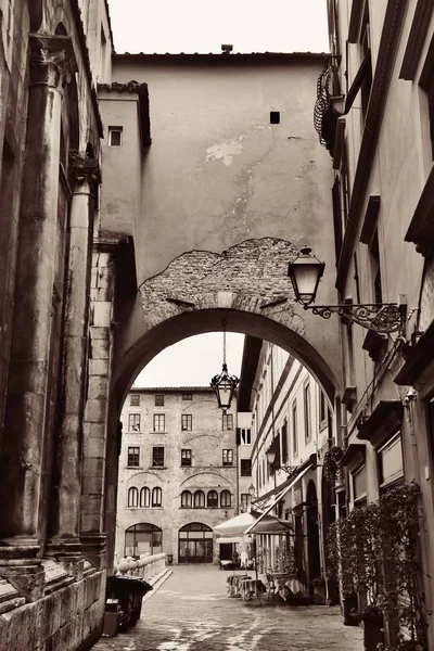 Mening Van Straat Van Lucca Met Archway Italië — Stockfoto
